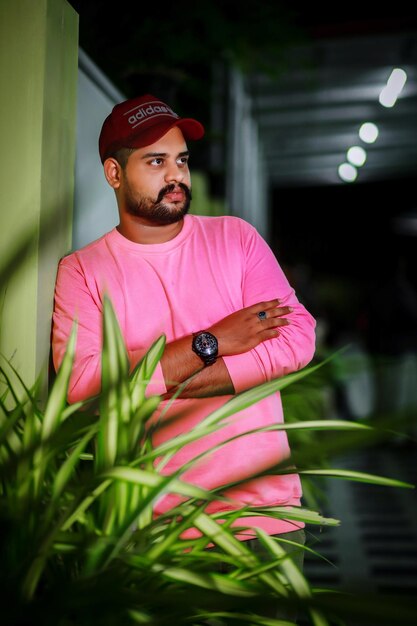 Foto retrato de um jovem segurando uma planta