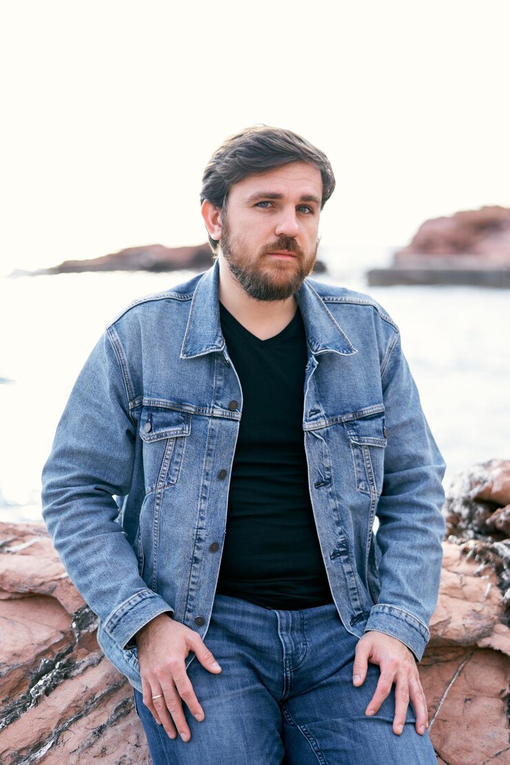 Foto retrato de um jovem sentado ao ar livre