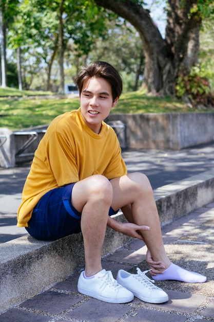 Foto retrato de um jovem sentado ao ar livre