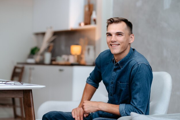 Retrato de um jovem sentado em uma cadeira