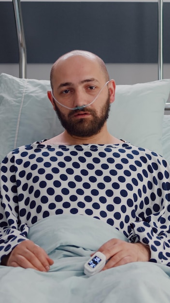 Foto retrato de um jovem sentado na cama