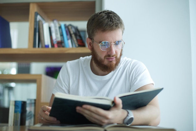 Retrato de um jovem sério e concentrado em óculos de faculdade ou estudante universitário é estudo