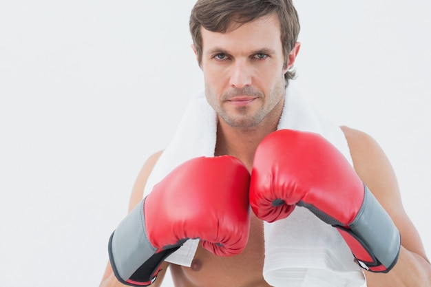 Retrato de um jovem serio em luvas de boxe vermelhas