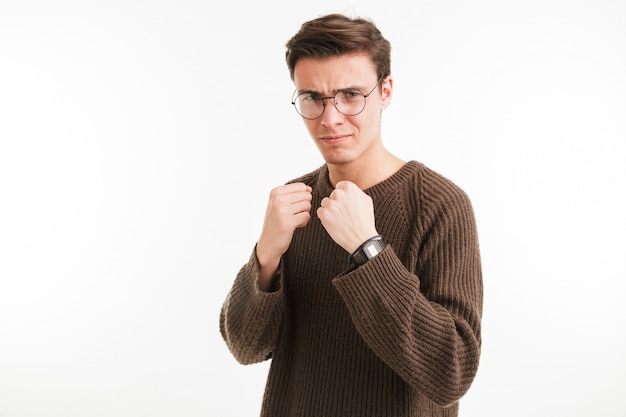 Retrato de um jovem sério na camisola pronta para lutar