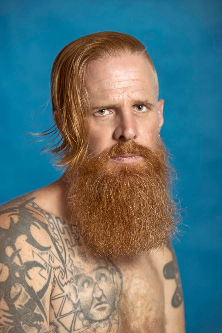 Foto retrato de um jovem sério