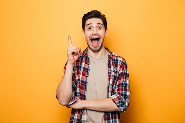 Retrato de um jovem sorridente, apontando o dedo para cima