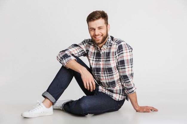 Retrato de um jovem sorridente com camisa xadrez