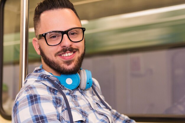 Foto retrato de um jovem sorridente com fones de ouvido