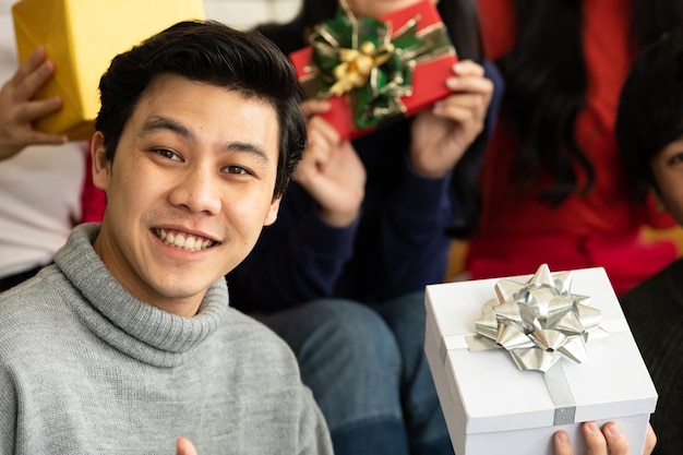 Foto retrato de um jovem sorridente com luzes de natal