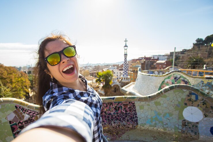 Foto retrato de um jovem sorridente contra o céu