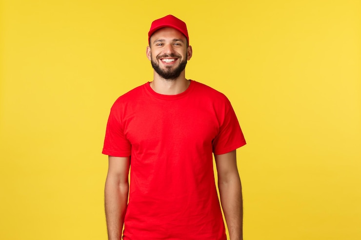 Foto retrato de um jovem sorridente contra um fundo amarelo