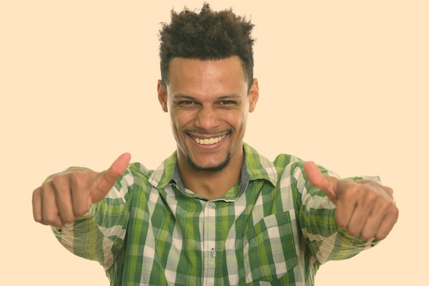 Foto retrato de um jovem sorridente contra um fundo branco