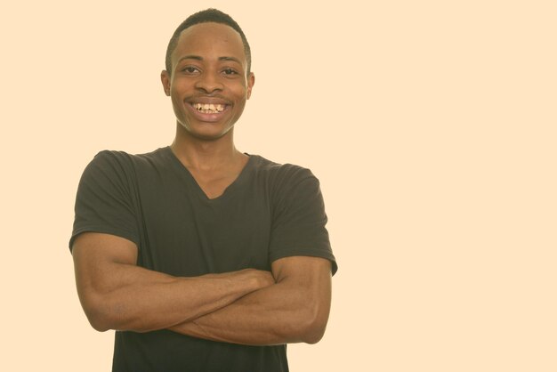 Foto retrato de um jovem sorridente contra um fundo cinzento