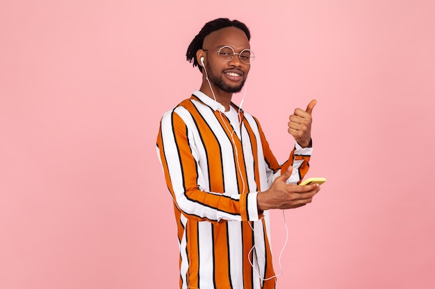 Foto retrato de um jovem sorridente contra um fundo cinzento