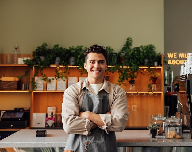 Foto retrato de um jovem sorridente em casa