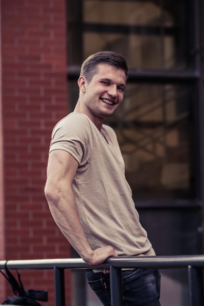 Retrato de um jovem sorridente na cidade