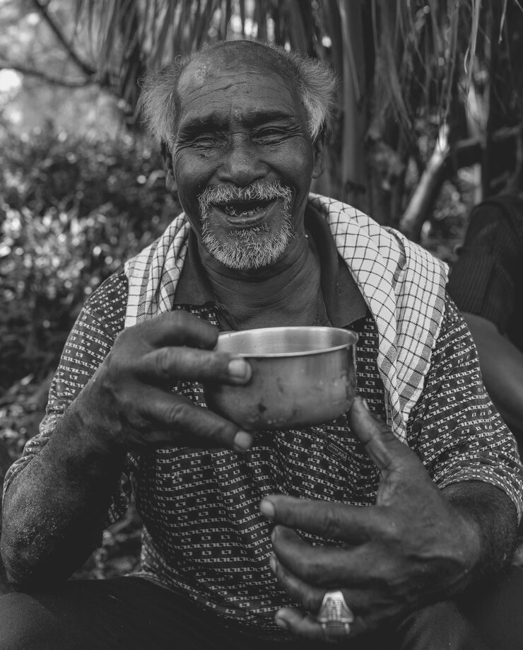 Foto retrato de um jovem sorridente segurando uma bebida