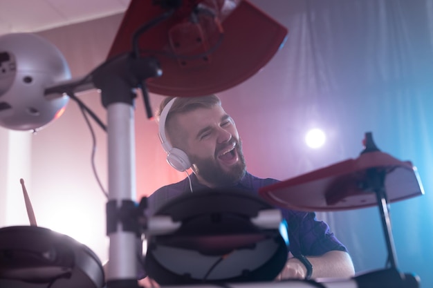 Foto retrato de um jovem sorridente segurando uma câmera