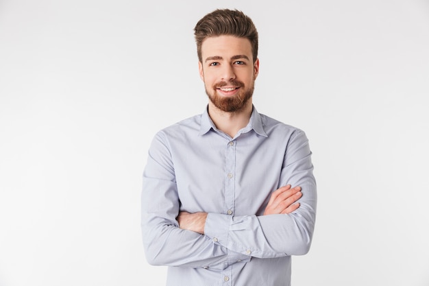 Retrato de um jovem sorridente, vestido de camisa