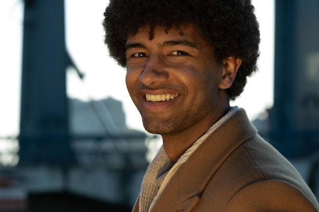 Retrato de um jovem sorridente