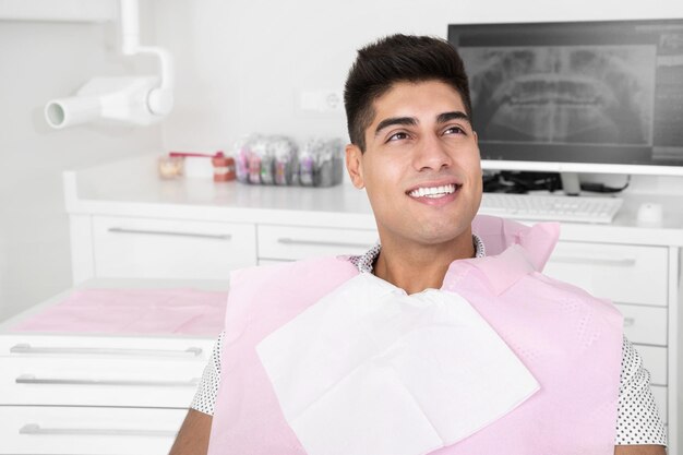 Foto retrato de um jovem sorridente