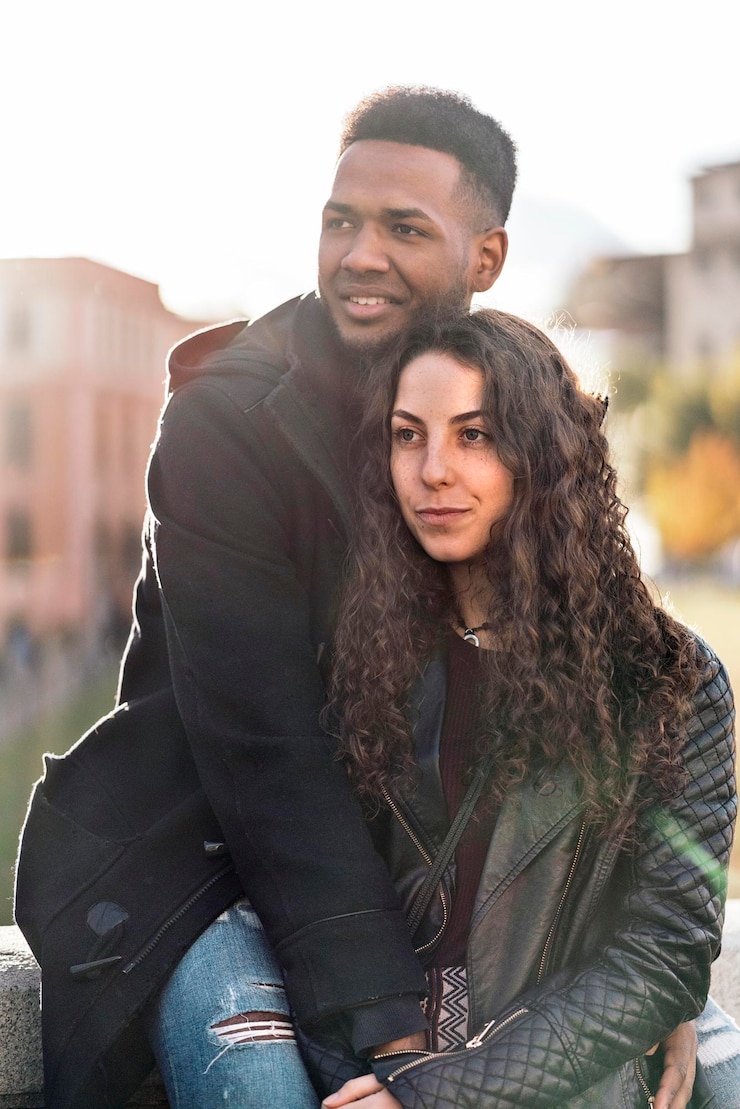 Foto retrato de um jovem sorridente