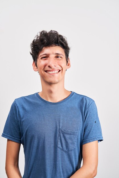 Foto retrato de um jovem sorrindo com estrabismo