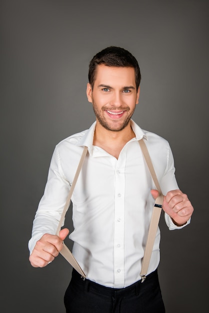 Retrato de um jovem sorrindo