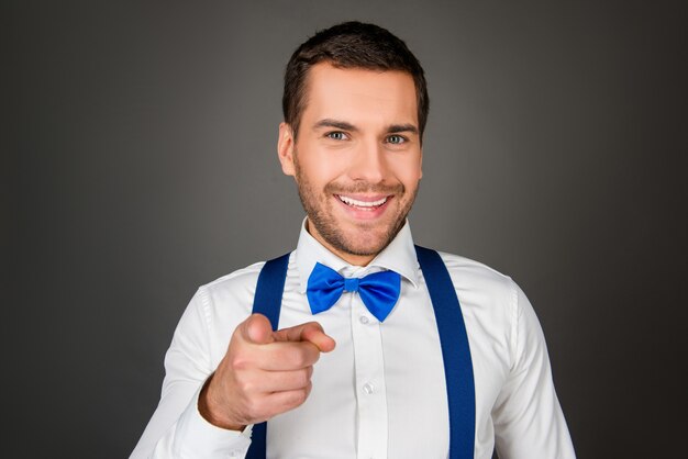 Retrato de um jovem sorrindo