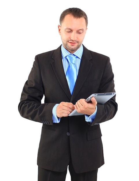 Retrato de um jovem trabalhador de escritório usando um computador tablet em seu escritório