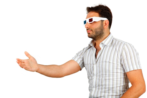 Retrato de um jovem usando óculos 3D