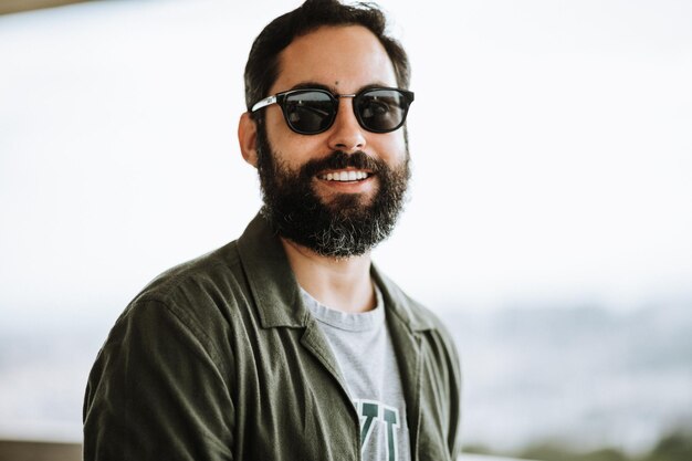 Foto retrato de um jovem usando óculos