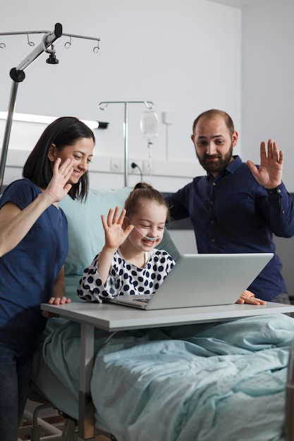 Foto retrato de um jovem usando um laptop em casa