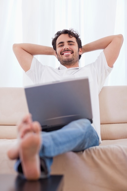 Retrato de um jovem usando um laptop