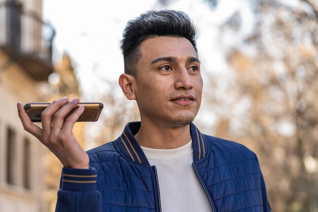 Foto retrato de um jovem usando um telefone celular