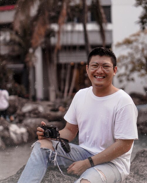 Foto retrato de um jovem usando um telefone celular