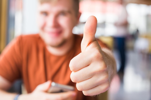 Foto retrato de um jovem usando um telefone celular