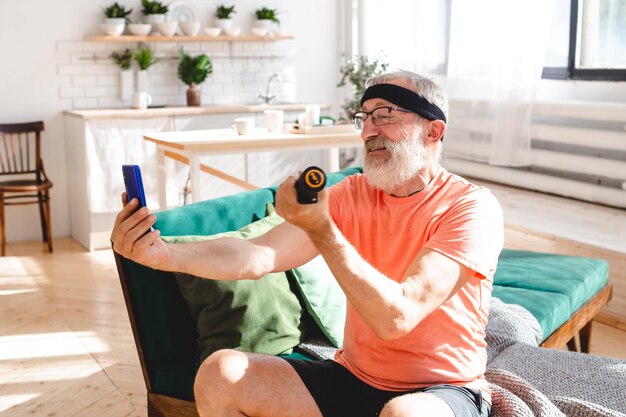 Foto retrato de um jovem usando um telefone