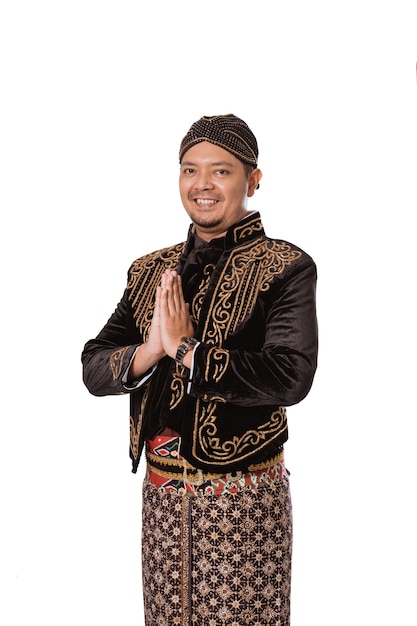Retrato de um jovem vestindo roupas tradicionais javanesas