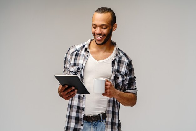 Foto retrato de um jovem vestindo uma camisa casual