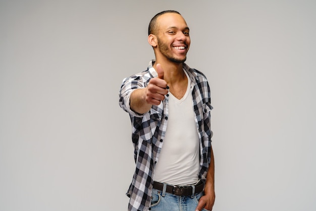 Foto retrato de um jovem vestindo uma camisa casual