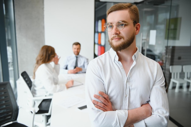 Retrato de um líder com equipe de negócios por trás