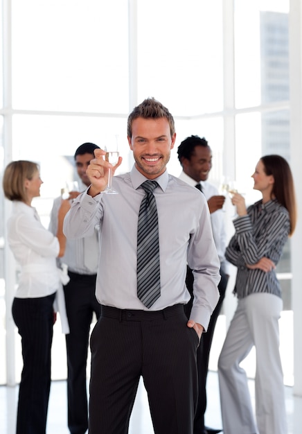 Retrato de um líder masculino sorridente com sua equipe