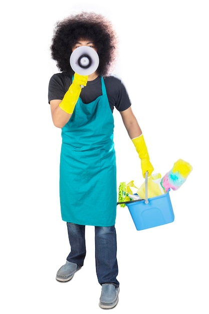 Foto retrato de um limpador segurando um megafone enquanto segura um balde contra um fundo branco