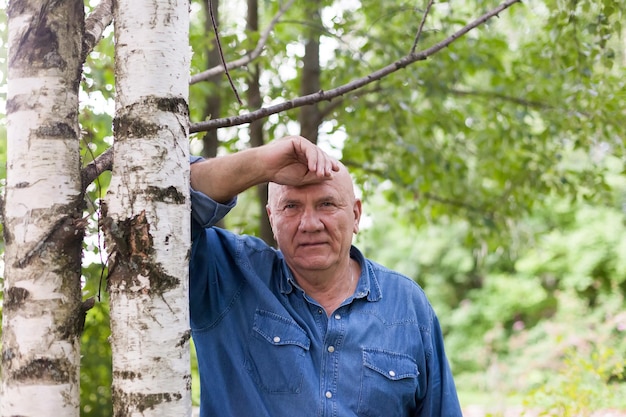 Retrato de um lindo agricultor masculino mais velho sorridente