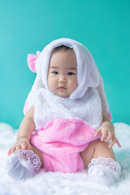 Retrato de um lindo bebê asiático de vestido rosa no tapete lãconceitos de bebê felizmilethail bebezinho