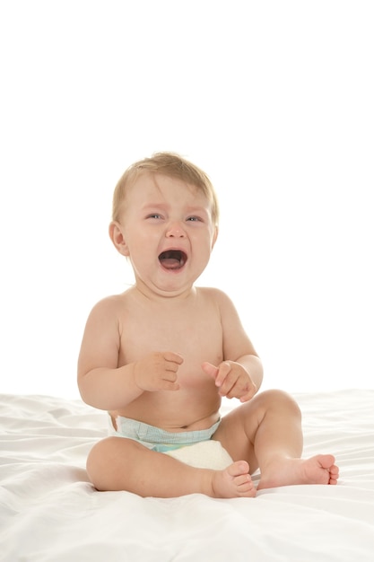 Retrato de um lindo bebê fofo em um fundo branco