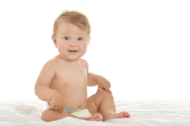 Retrato de um lindo bebê fofo em um fundo branco