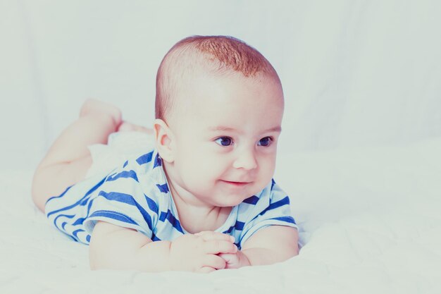 Retrato de um lindo bebê sorridente mostrando o primeiro leite ou dentes temporários
