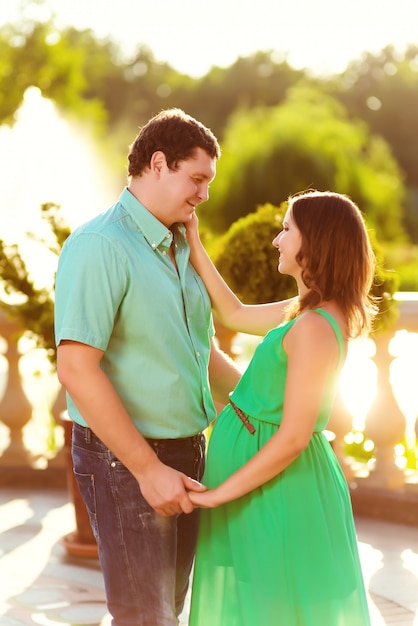 Retrato de um lindo casal apaixonado esperando um bebê